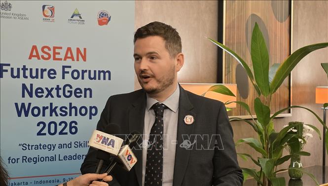 Phó Trưởng Phái đoàn Vương quốc Anh tại ASEAN kiêm Tham tán Chính trị - An ninh Ben Matthews trả lời phỏng vấn TTXVN bên lề Hội thảo. Ảnh: Minh Thái - Phóng viên TTXVN tại Indonesia. 