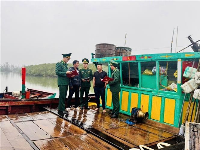 Bộ đội Biên phòng Hà Tĩnh tuyên truyền, hướng dẫn ngư dân bầu cử theo đúng quy định. Ảnh: Hoàng Ngà - TTXVN