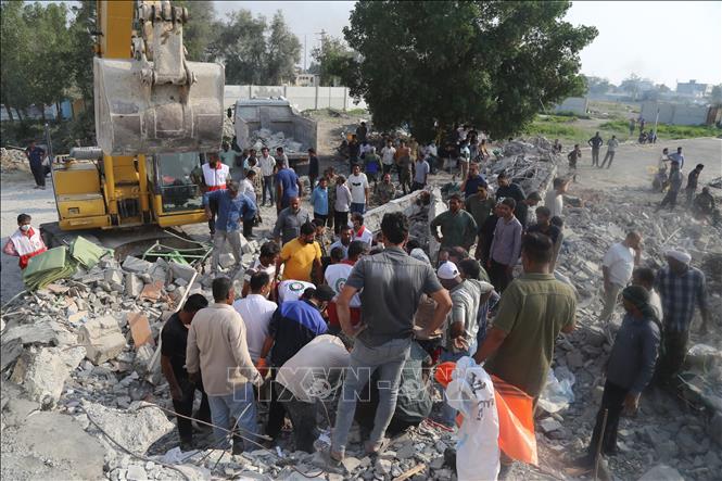 Lực lượng cứu hộ và người dân địa phương nỗ lực tìm kiếm nạn nhân dưới đống đổ nát của trường nữ sinh bị trúng không kích ở thành phố Minab, tỉnh Hormozgan, miền Nam Iran ngày 28/2/2026. Ảnh: THX/TTXVN