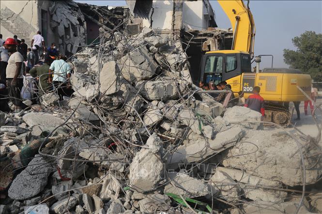 Lực lượng cứu hộ và người dân địa phương nỗ lực tìm kiếm nạn nhân dưới đống đổ nát của trường nữ sinh bị trúng không kích ở thành phố Minab, tỉnh Hormozgan, miền Nam Iran ngày 28/2/2026. Ảnh: THX/TTXVN