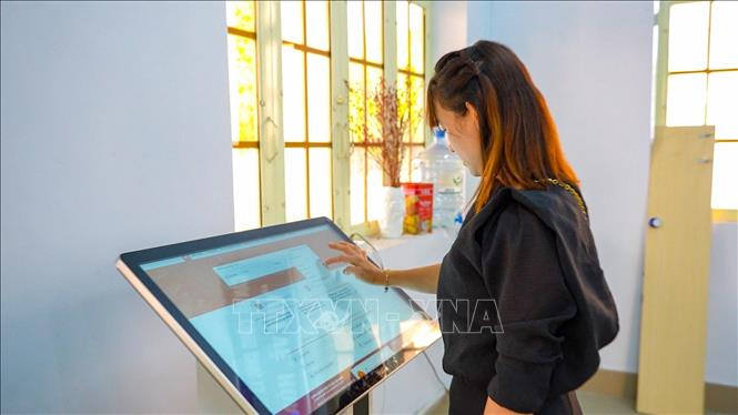 Người dân trải nghiệm hệ thống tra cứu và nộp hồ sơ trực tuyến tại phường Long Hoa, tỉnh Tây Ninh. Ảnh: Minh Phú - TTXVN
