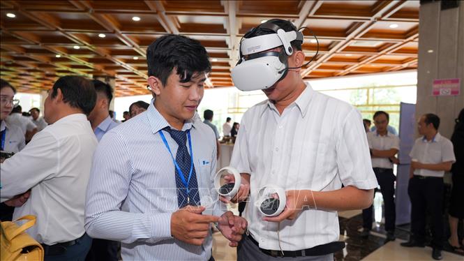 Khách tham quan trải nghiệm công nghệ thực tế ảo (VR) tại không gian trưng bày các giải pháp công nghệ số ở Tây Ninh. Ảnh: Minh Phú - TTXVN