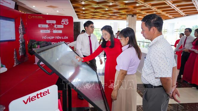 Giới thiệu các nền tảng, giải pháp chuyển đổi số phục vụ chính quyền số và kinh tế số tại tỉnh Tây Ninh. Ảnh: Minh Phú - TTXVN