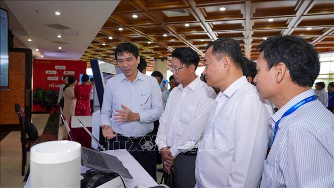 Lãnh đạo các xã, phường trên địa bàn tỉnh Tây Ninh tìm hiểu các giải pháp công nghệ số tại sự kiện giới thiệu sản phẩm, nền tảng chuyển đổi số phục vụ quản lý và phát triển kinh tế - xã hội tại Tây Ninh. Ảnh: Minh Phú - TTXVN