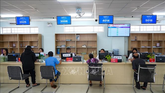 Người dân thực hiện thủ tục hành chính tại Trung tâm Phục vụ hành chính công phường Long Hoa, tỉnh Tây Ninh. Ảnh: Minh Phú - TTXVN