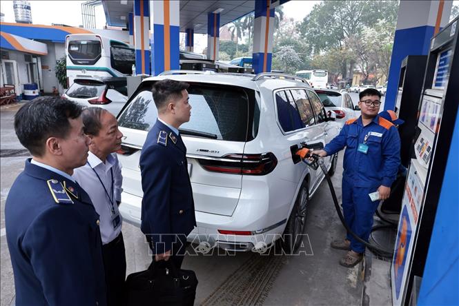 Lực lượng QLTT Đội 2, Chi cục QLTT Hà Nội giám sát hoạt động kinh doanh một cửa hàng của Petrolimex trên phố Trần Quang Khải, Hà Nội. Ảnh: Trần Việt - TTXVN