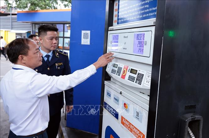 Lực lượng QLTT Đội 2, Chi cục QLTT Hà Nội giám sát hoạt động kinh doanh một cửa hàng của Petrolimex trên phố Trần Quang Khải, Hà Nội. Ảnh: Trần Việt - TTXVN