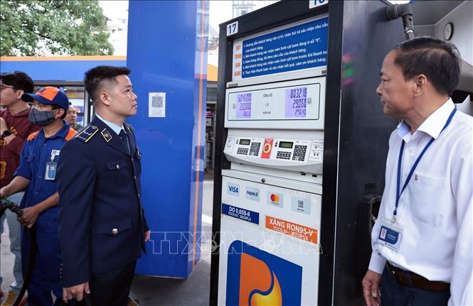 Lực lượng QLTT Đội 2, Chi cục QLTT Hà Nội giám sát hoạt động kinh doanh một cửa hàng của Petrolimex trên phố Trần Quang Khải, Hà Nội. Ảnh: Trần Việt - TTXVN