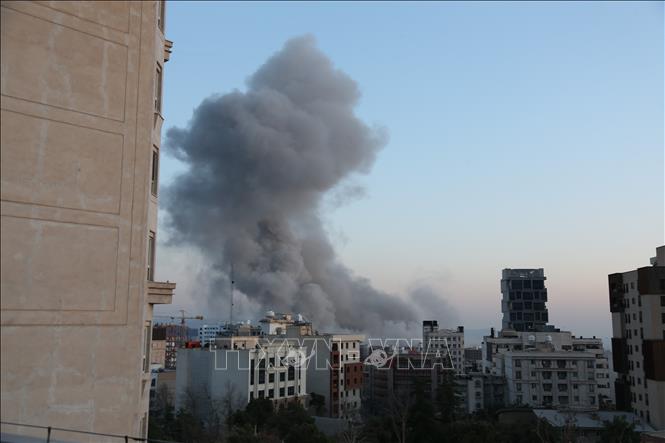 Khói bốc lên sau một vụ nổ ở Tehran, Iran ngày 6/3/2026. Ảnh: THX/TTXVN