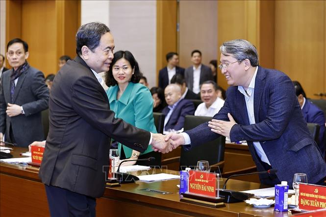  Chủ tịch Quốc hội Trần Thanh Mẫn với đại biểu. Ảnh: Doãn Tấn - TTXVN