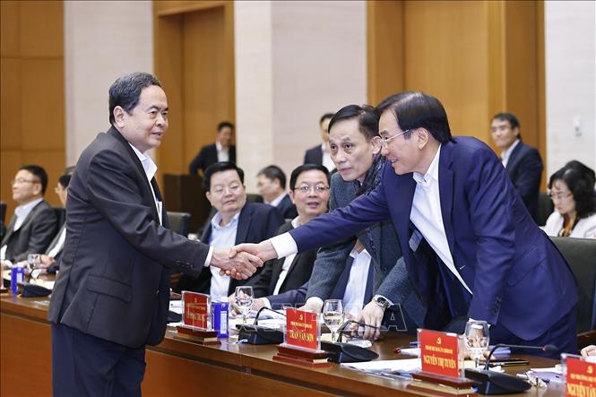 Chủ tịch Quốc hội Trần Thanh Mẫn với đại biểu. Ảnh: Doãn Tấn - TTXVN