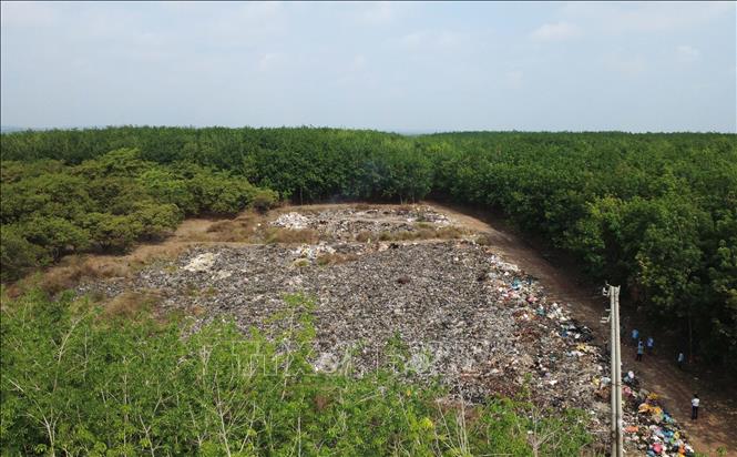 Bãi tập kết rác tại xã Long Hà đã trở thành “điểm nóng” gây ô nhiễm nghiêm trọng. Ảnh: Đậu Tất Thành – TTXVN