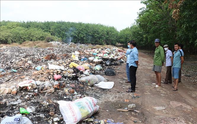 Bãi tập kết rác tại xã Long Hà đã trở thành “điểm nóng” gây ô nhiễm nghiêm trọng. Ảnh: Đậu Tất Thành – TTXVN
