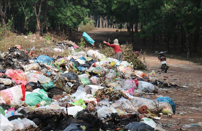 Bãi tập kết rác tại xã Long Hà đã trở thành “điểm nóng” gây ô nhiễm nghiêm trọng. Ảnh: Đậu Tất Thành – TTXVN