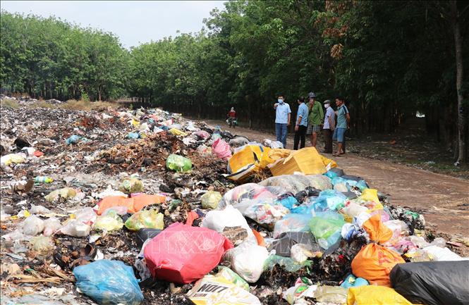 Bãi tập kết rác tại xã Long Hà đã trở thành “điểm nóng” gây ô nhiễm nghiêm trọng. Ảnh: Đậu Tất Thành – TTXVN