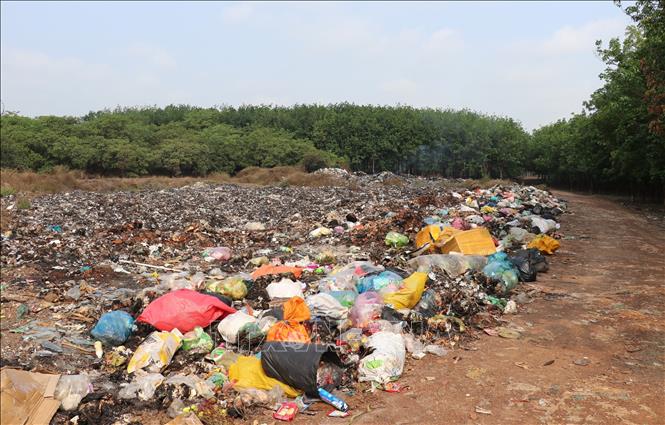 Bãi tập kết rác tại xã Long Hà đã trở thành “điểm nóng” gây ô nhiễm nghiêm trọng. Ảnh: Đậu Tất Thành – TTXVN