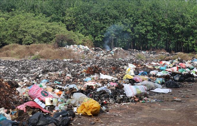 Bãi tập kết rác tại xã Long Hà đã trở thành “điểm nóng” gây ô nhiễm nghiêm trọng. Ảnh: Đậu Tất Thành – TTXVN
