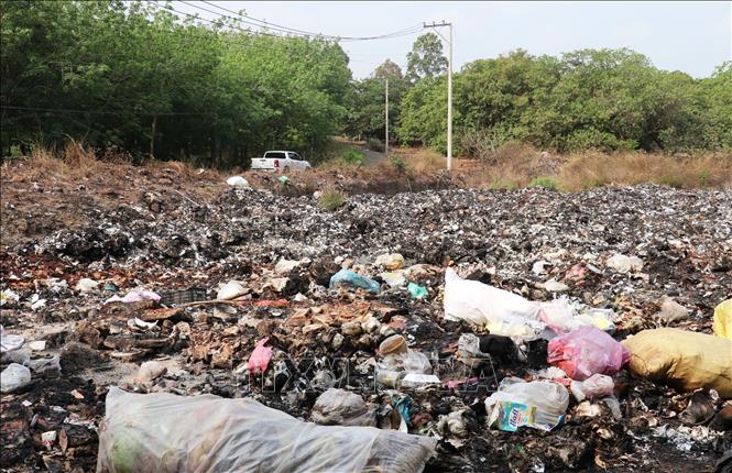 Bãi tập kết rác tại xã Long Hà đã trở thành “điểm nóng” gây ô nhiễm nghiêm trọng. Ảnh: Đậu Tất Thành – TTXVN