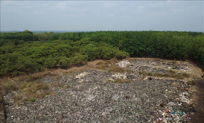 Bãi tập kết rác tại xã Long Hà đã trở thành “điểm nóng” gây ô nhiễm nghiêm trọng. Ảnh: Đậu Tất Thành – TTXVN