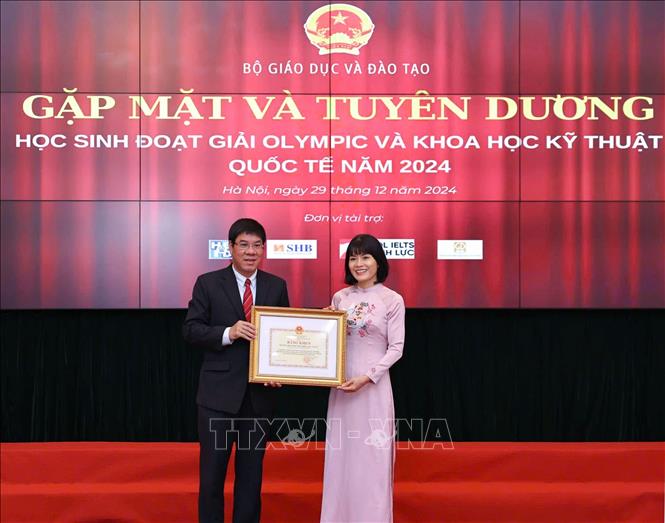 Với trách nhiệm của một nhà giáo, cô Nhiếp sẽ kiến nghị Thành phố quan tâm bảo đảm hạ tầng giáo dục tại các khu tái định cư; có đủ trường học các cấp, điều kiện học tập ổn định cho con em các gia đình sau tái định cư; không để xảy ra tình trạng quá tải trường lớp hoặc học sinh phải di chuyển xa, ảnh hưởng đến chất lượng học tập và sinh hoạt. Ảnh: Thanh Tùng – TTXVN