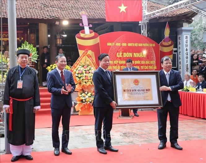 Phó Chủ tịch UBND tỉnh Bắc Ninh Phan Thế Tuấn trao Bằng xếp hạng Di tích quốc gia đặc biệt quần thể di tích đình, chùa, từ chỉ Thổ Hà cho phường Vân Hà. Ảnh: Đồng Thúy-TTXVN