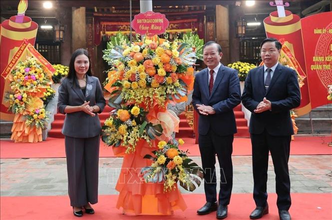 Đại diện Ban Tôn giáo Chính phủ tặng hoa chúc mừng cán bộ và nhân dân phường Vân Hà. Ảnh: Đồng Thúy-TTXVN