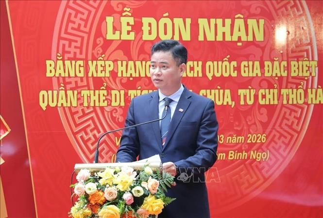Phó Giám đốc Sở Văn hóa, Thể thao và Du lịch tỉnh Bắc Ninh Trương Quang Hải công bố Quyết định của Thủ tướng Chính phủ xếp hạng Di tích quốc gia đặc biệt đối với quần thể di tích đình, chùa, từ chỉ Thổ Hà. Ảnh: Đồng Thúy-TTXVN