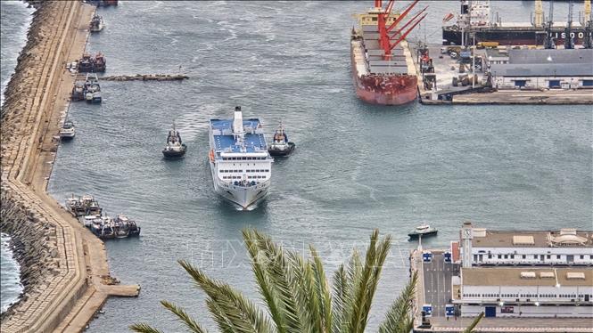 Một tàu du lịch từ Địa Trung Hải đang tiến vào cảng biển ở Bắc Phi. Ảnh: Nguyễn An - PV  TTXVN tại Algeria