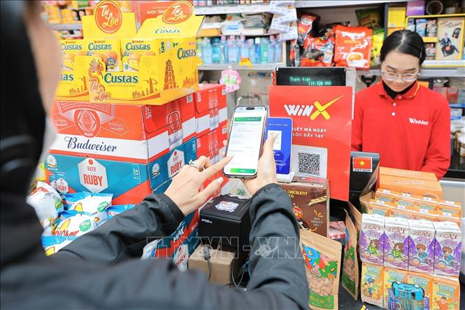 Hình thức thanh toán điện tử giúp giao dịch trở nên thuận tiện, an toàn và minh bạch hơn. Ảnh: Lê Đông - TTXVN