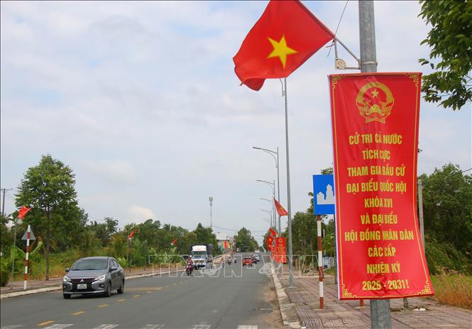 Treo băng rôn khẩu hiệu tuyên truyền cuộc bầu cử trên đường Lê Quý Đôn, phường Vị Thanh, thành phố Cần Thơ. Ảnh: Duy Khương – TTXVN