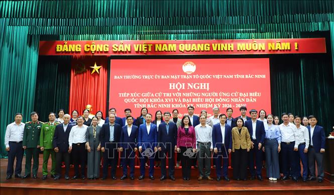 Các đại biểu ứng cử đại biểu Quốc hội và HĐND các cấp chụp ảnh lưu niệm với các cử tri. Ảnh: Thanh Thương - TTXVN