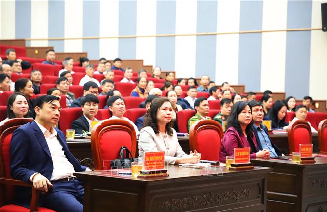 Các ứng cử viên tại buổi tiếp xúc cử tri. Ảnh: Thanh Thương - TTXVN