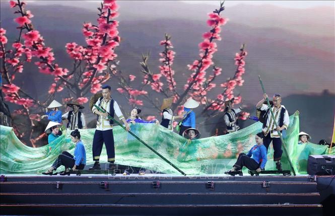 Tiết mục nghệ thuật khai từ “Bức tranh chợ phiên Xứ Lạng” do Đoàn Nghệ thuật Dân tộc tỉnh Lạng Sơn biểu diễn. Ảnh: Anh Tuấn – TTXVN