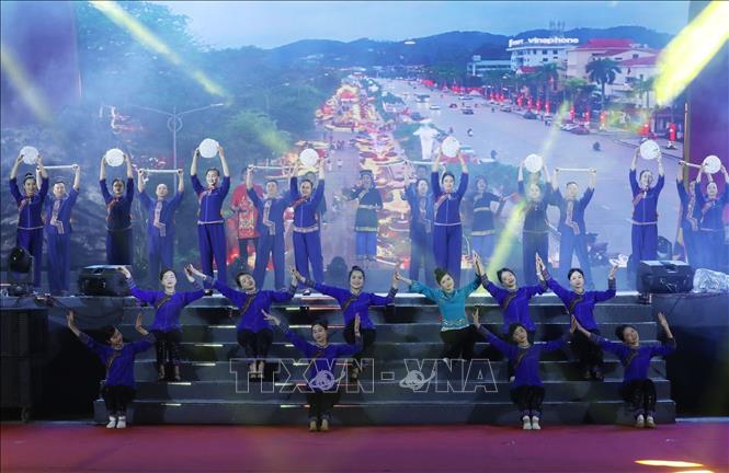 Tiết mục nghệ thuật đặc sắc với sự tham gia biểu diễn của các nghệ sĩ, diễn viên hai nước. Ảnh: Anh Tuấn – TTXVN