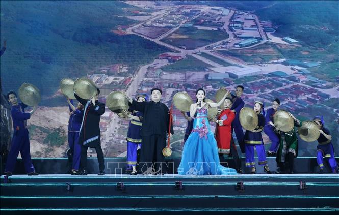 Hát múa “Tình hữu nghị Việt Trung - Hướng tới tương lai” do Nghệ nhân ưu tú Nguyễn Văn Thọ cùng các nghệ sỹ, diễn viên hai tỉnh biểu diễn. Ảnh: Anh Tuấn – TTXVN