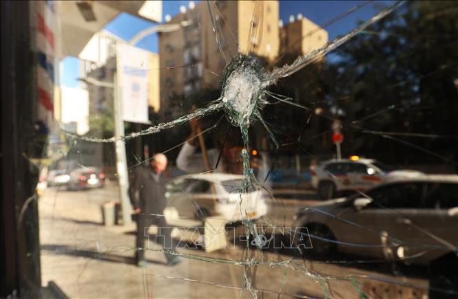 Cửa kính bị vỡ sau vụ tấn công tên lửa tại Rishon Letsiyon, Israel, ngày 9/3/2026. Ảnh: THX/TTXVN