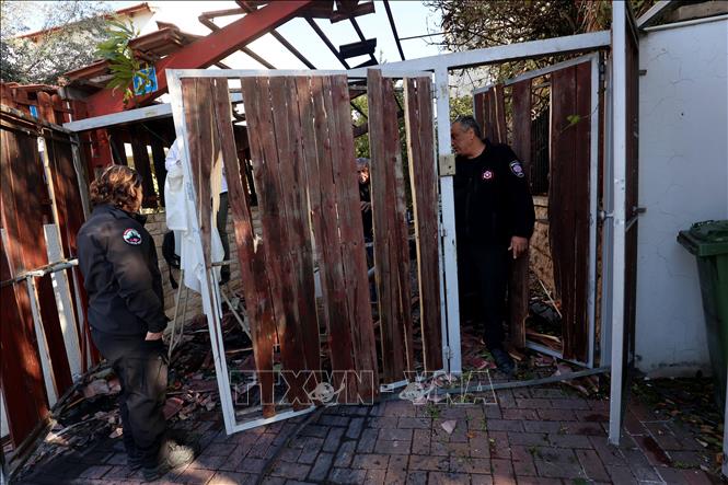 Ngôi nhà bị phá hủy sau vụ tấn công tên lửa tại Rishon Letsiyon, Israel, ngày 9/3/2026. Ảnh: THX/TTXVN