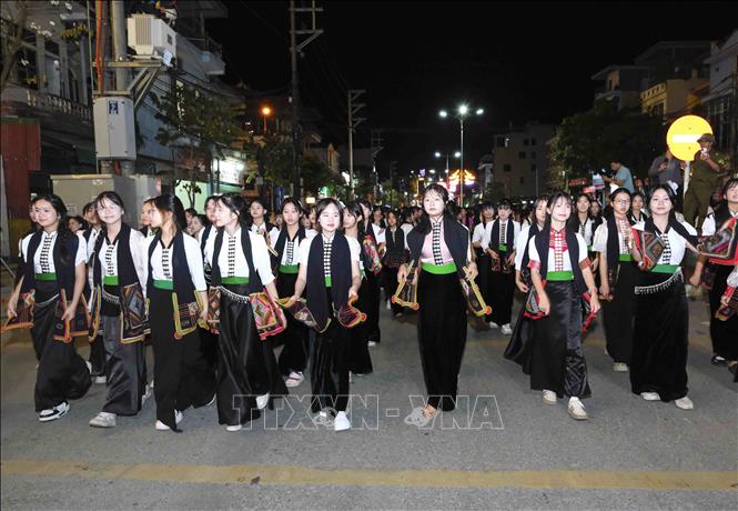 Các em học sinh trong trang phục dân tộc Thái diễu hành trên đường phố. Ảnh: Xuân Tư - TTXVN