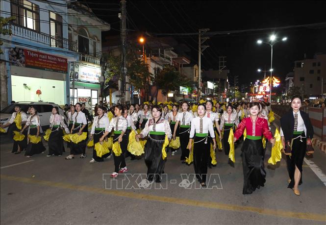Các nghệ sĩ, diễn viên không chuyên diễu hành trên đường phố. Ảnh: Xuân Tư - TTXVN