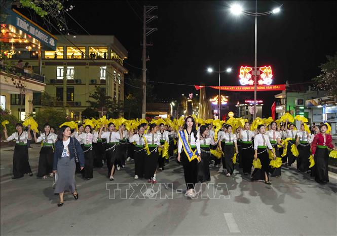 Các nghệ sĩ, diễn viên không chuyên diễu hành trên đường phố. Ảnh: Xuân Tư - TTXVN