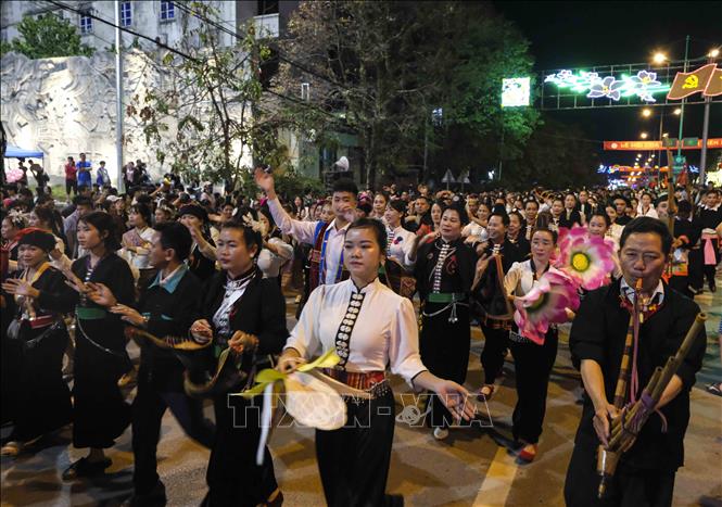 Đồng bào các dân tộc tỉnh Điện Biên diễu hành trên đường phố. Ảnh: Xuân Tư - TTXVN