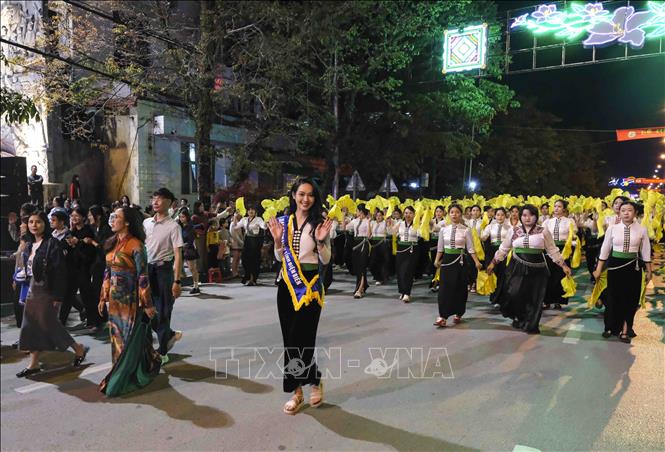 Á Hậu Vũ Thúy Quỳnh, Đại sứ Du lịch tỉnh Điện Biên dẫn đầu đoàn người trong trang phục dân tộc Thái diễu hành trên đường phố. Ảnh: Xuân Tư - TTXVN