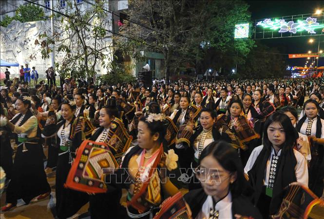 Hàng nghìn người diễu hành trên đường Võ Nguyên Giáp. Ảnh: Xuân Tư - TTXVN