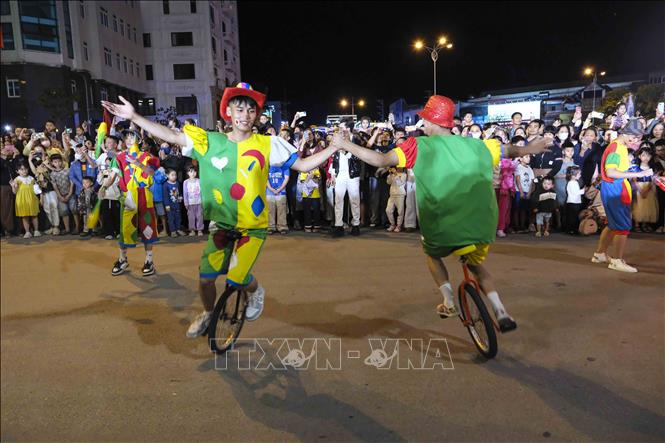 Các nghệ sĩ Liên đoàn Xiếc Việt Nam biểu diễn trên đường Võ Nguyên Giáp. Ảnh: Xuân Tư - TTXVN