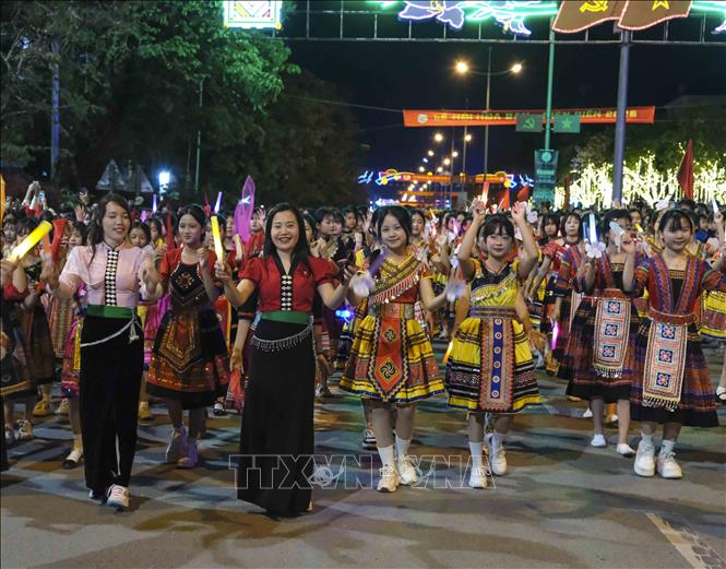 Học sinh các dân tộc tỉnh Điện Biên diễu hành trên đường phố. Ảnh: Xuân Tư - TTXVN