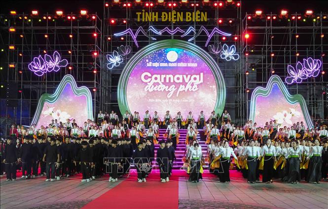 Phần biểu diễn nghệ thuật của đồng bào dân tộc Thái tỉnh Điện Biên. Ảnh: Xuân Tư - TTXVN