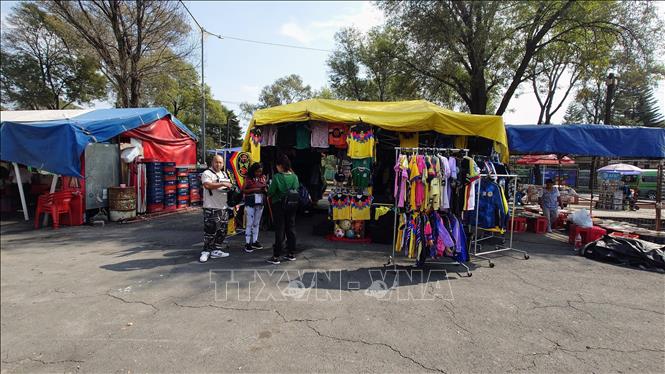 Một gian hàng bán các sản phẩm liên quan đến World Cup 2026 tại trung tâm thủ đô Mexico City, Mexico. Ảnh: Phi Hùng - PV TTXVN tại Mexico