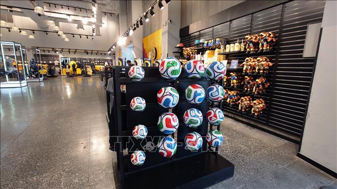 Một gian hàng bán các sản phẩm liên quan đến World Cup 2026 tại trung tâm thủ đô Mexico City, Mexico. Ảnh: Phi Hùng - PV TTXVN tại Mexico