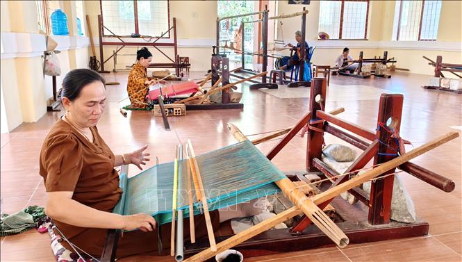 Thành viên Hợp tác xã dệt thổ cẩm Chăm Mỹ Nghiệp (xã Ninh Phước, Khánh Hòa) sản xuất sản phẩm phục vụ thị trường. Ảnh: Nguyễn Thành – TTXVN