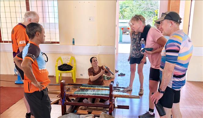 Du khách tham quan, tìm hiểu nghề dệt thổ cẩm tại Hợp tác xã dệt thổ cẩm Chăm Mỹ Nghiệp (xã Ninh Phước, Khánh Hòa). Ảnh: Nguyễn Thành - TTXVN